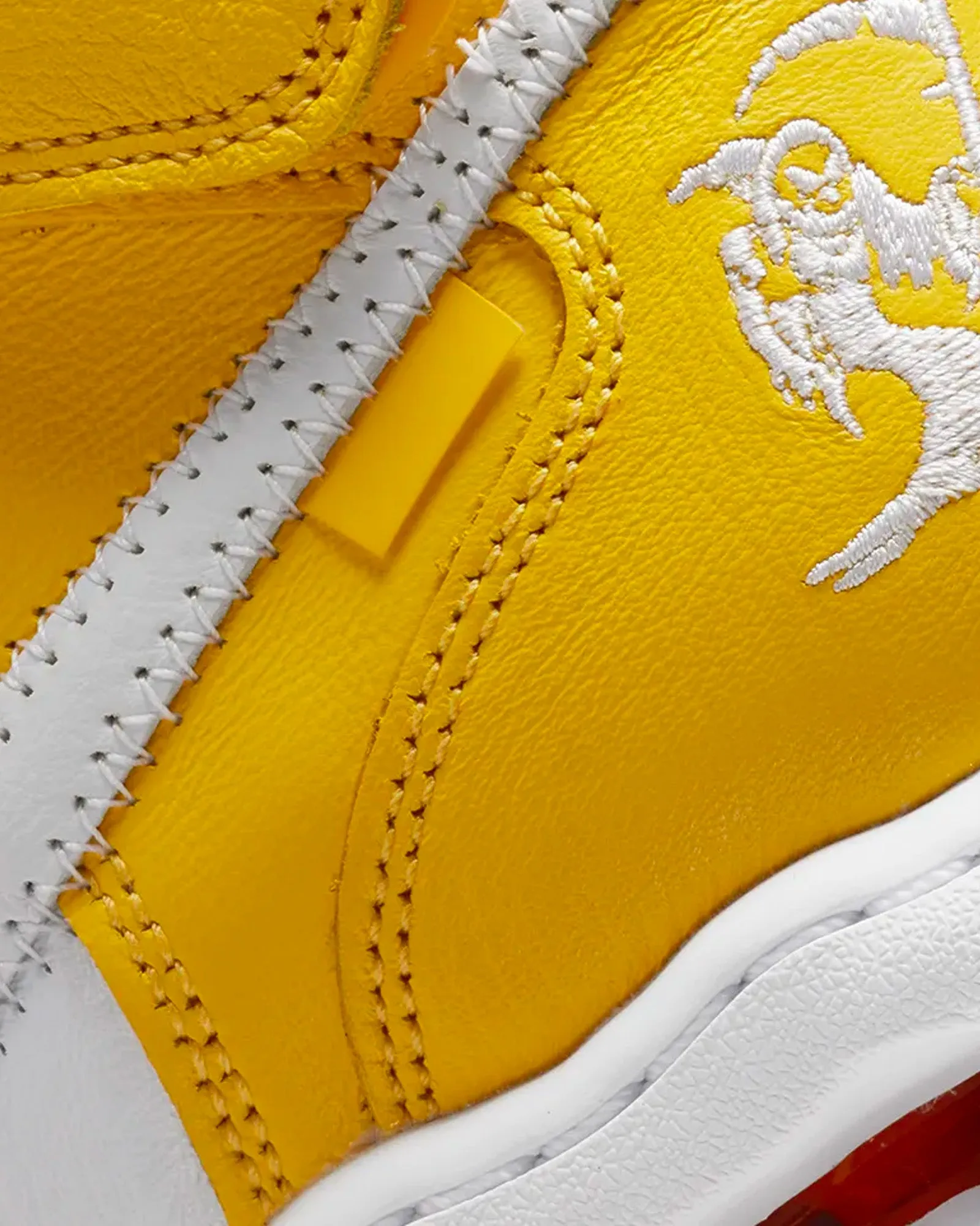 Air Force 1 Mid White / Varsity Maize Mid Top Sneakers